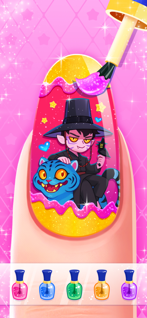 Nail Salon Games for Kids 2-5 - Un ongle décoré d'un vernis violet scintillant et d'un autocollant de personnage dans un jeu de salon de manucure pour enfants.