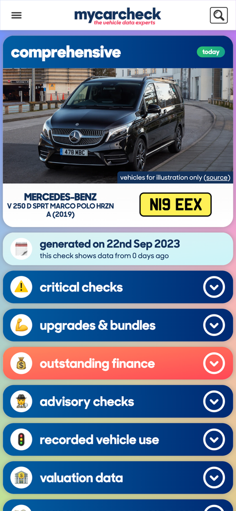 Un rapporto completo sulla cronologia del veicolo sull'app mycarcheck con una Mercedes-Benz e sezioni per controlli critici e finanziamenti in sospeso.