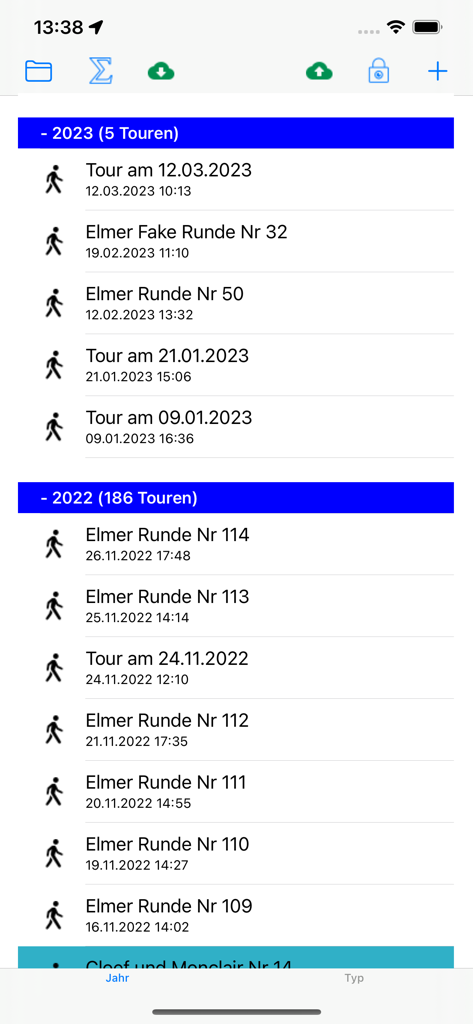 Una lista de tracks y recorridos GPS guardados organizados por año en la aplicación FollowMe