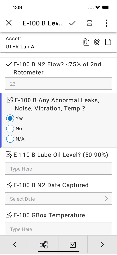 Interface do aplicativo Operador Móvel 2020 mostrando uma lista de verificação de procedimento digital para inspeções de ativos industriais.