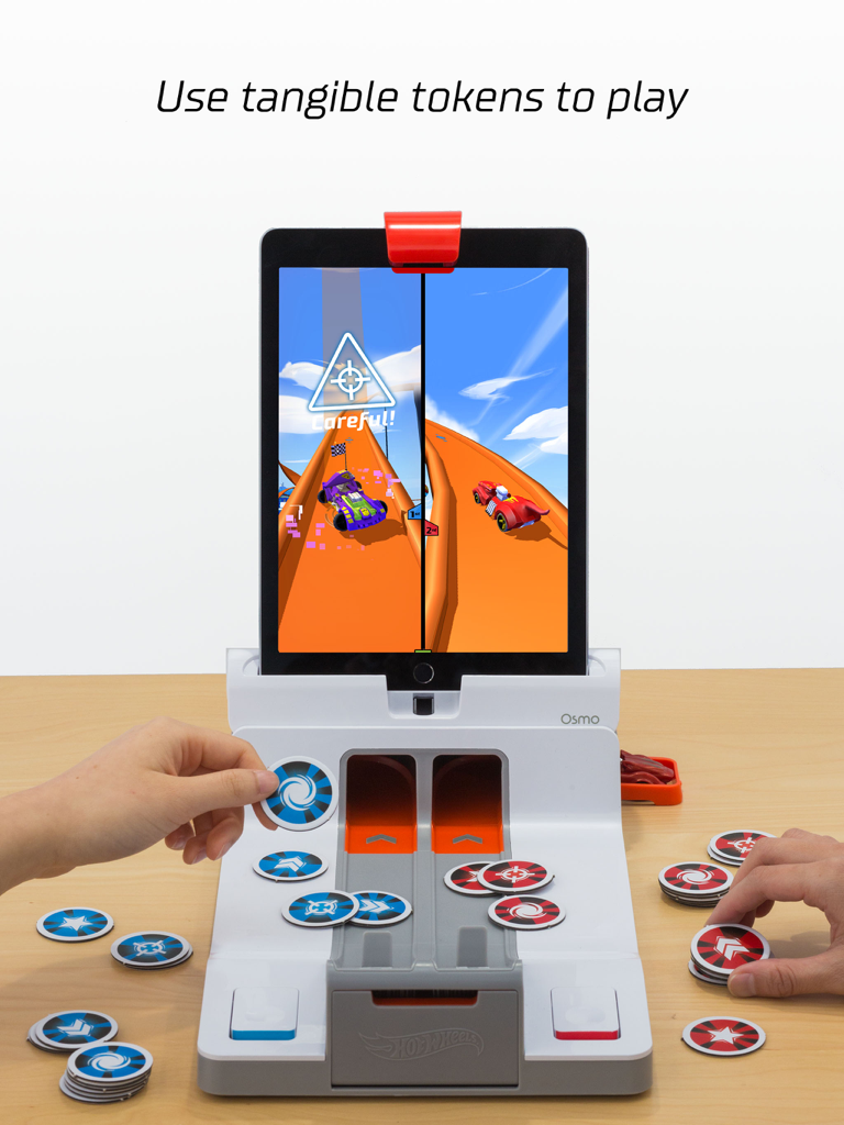 Personas jugando Osmo Hot Wheels MindRacers usando fichas físicas y un iPad