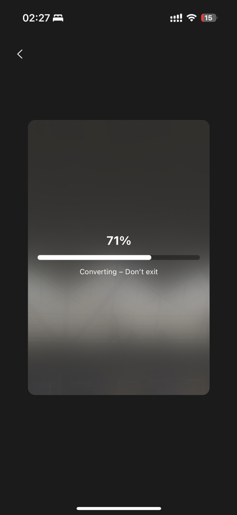 LiveCut: Video to Live Photos - LiveCutアプリのインターフェース。ビデオからライブフォトへの変換中に71パーセントの進捗バーが表示されています。