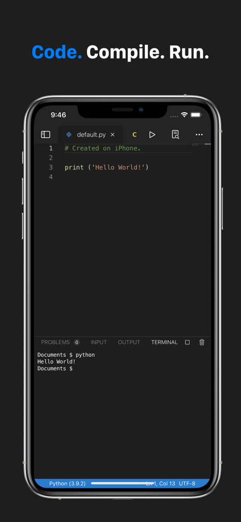 Ein Smartphone zeigt die Code App mit einem Python-Skript und Terminal-Ausgabe, die Hello World zeigt.