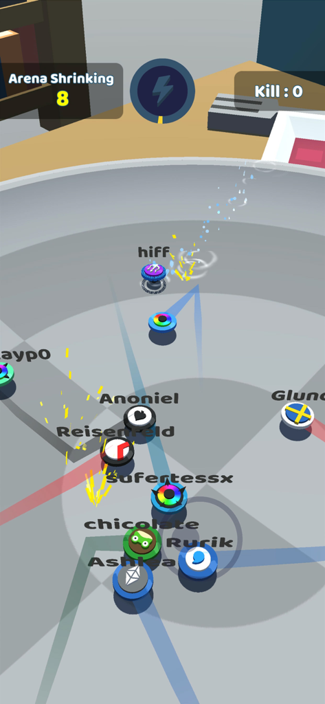 Gameplay battle royale multigiocatore di fidget spinner in un'arena circolare