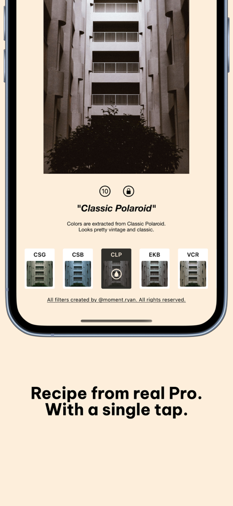 Negative - Film Look Filter. - Negativeアプリのインターフェース。建物の写真にクラシックなポラロイドフィルムフィルターが適用されています。