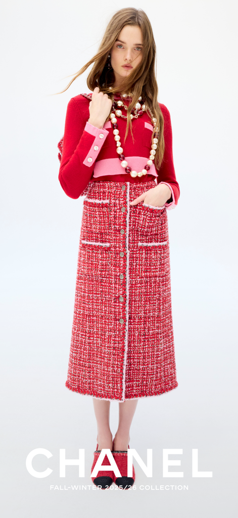 CHANEL FASHION - Model trägt einen roten Strickpullover und einen roten Tweed-Rock aus der Chanel Herbst-Winter 2025/26 Kollektion