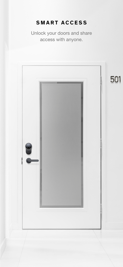 Puerta de apartamento moderna y blanca con una cerradura inteligente Latch negra