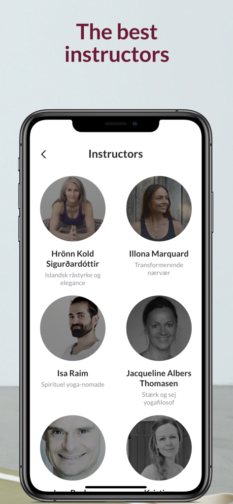 YogaStream 앱 화면에 전문 요가 강사 목록이 표시됩니다.
