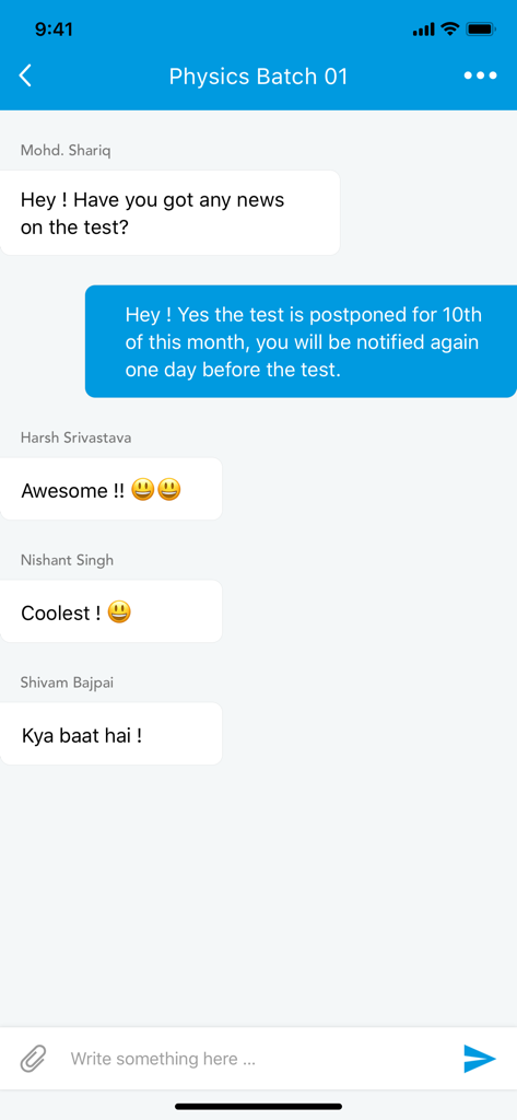 Un écran d'application mobile montrant une discussion de groupe entre un professeur et des élèves dans un groupe de physique sur la plateforme Classplus