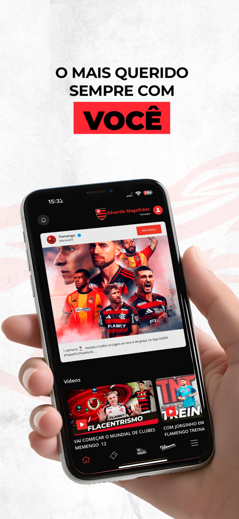CR Flamengo - 公式CRフラメンゴアプリのホーム画面が、ニュースフィードとビデオコンテンツが表示されたスマートフォンに表示されています。