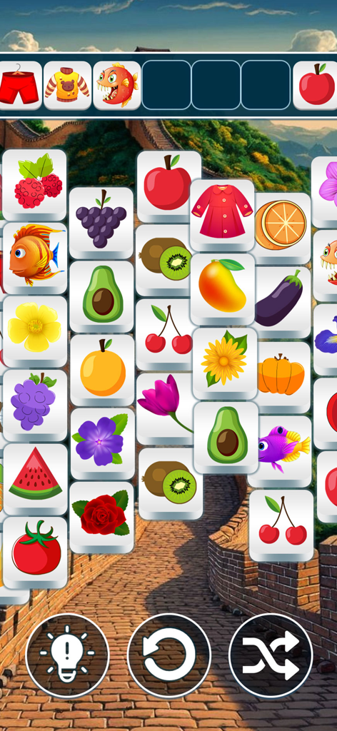 Sweet Fusion: Tile Match - 風景を背景にフルーツと花のアイコンが特徴のカラフルなタイルマッチングゲームプレイ