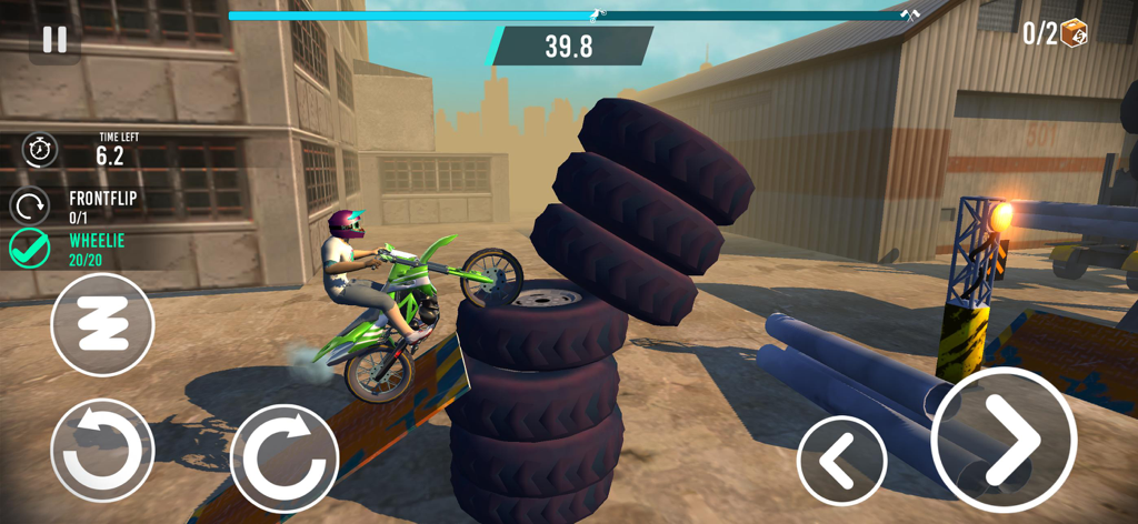 Piloto de motocross saltando sobre una pila de neumáticos en un entorno de almacén industrial