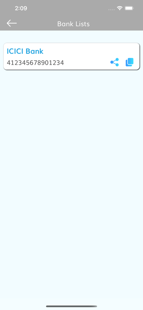 Calculator Vaultアプリ内の安全なインターフェース。保存された銀行口座番号と、共有またはコピーするオプションが表示されています。