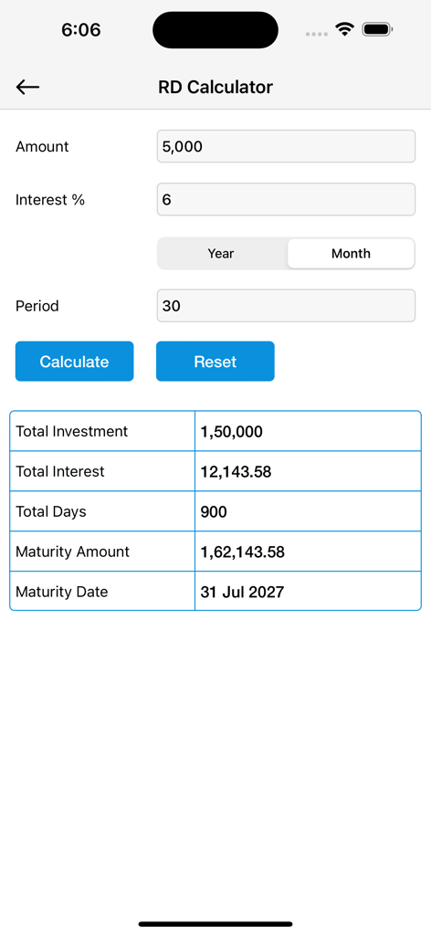 積立定期預金計算機のインターフェース。投資額、利率、満期予測が表示されています。