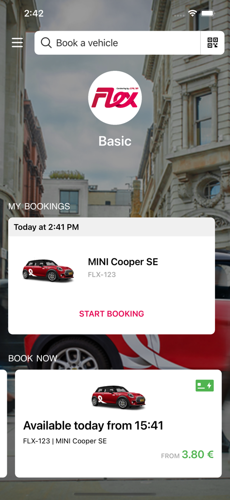FLEX Carsharing - アクティブなMINI Cooper SEの予約と利用可能な車両オプションを表示するFLEXカーシェアリングアプリのインターフェース