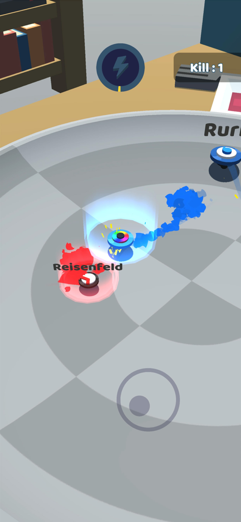 Uno spinner blu che combatte contro uno spinner rosso in un'arena circolare all'interno del gioco mobile Spinner.io.