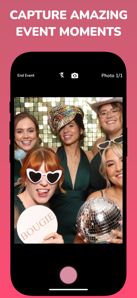 Neon Photo Booth Event Selfie - Un groupe d'amis prenant un selfie amusant lors d'un événement avec des accessoires dans une application de photomaton