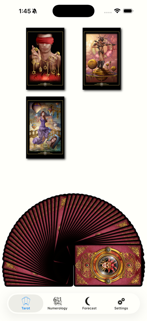 Tarot und Numerologie App-Oberfläche mit einer Drei-Karten-Auslegung und einem gefächerten Kartendeck