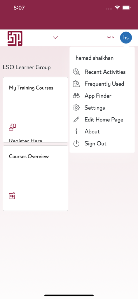 Menú de perfil de usuario de la aplicación móvil Mawared Qatar que muestra la configuración de la cuenta y el panel de cursos de formación