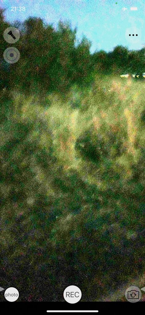 Ferret Night Vision Camera - Captura de tela do aplicativo Ferret Night Vision mostrando uma cena externa com amplificação de luz com botões de interface.