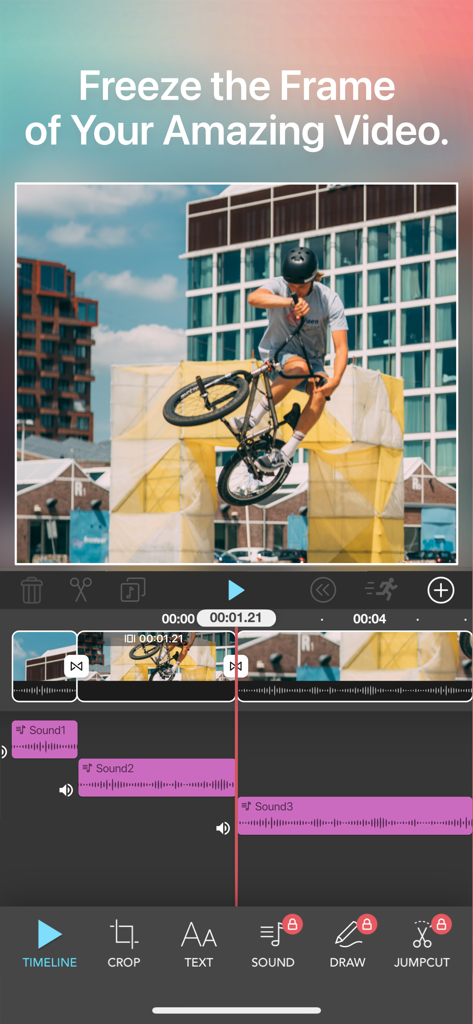 Interfaz de editor de video móvil mostrando un efecto de fotograma congelado en un video de acrobacias de BMX