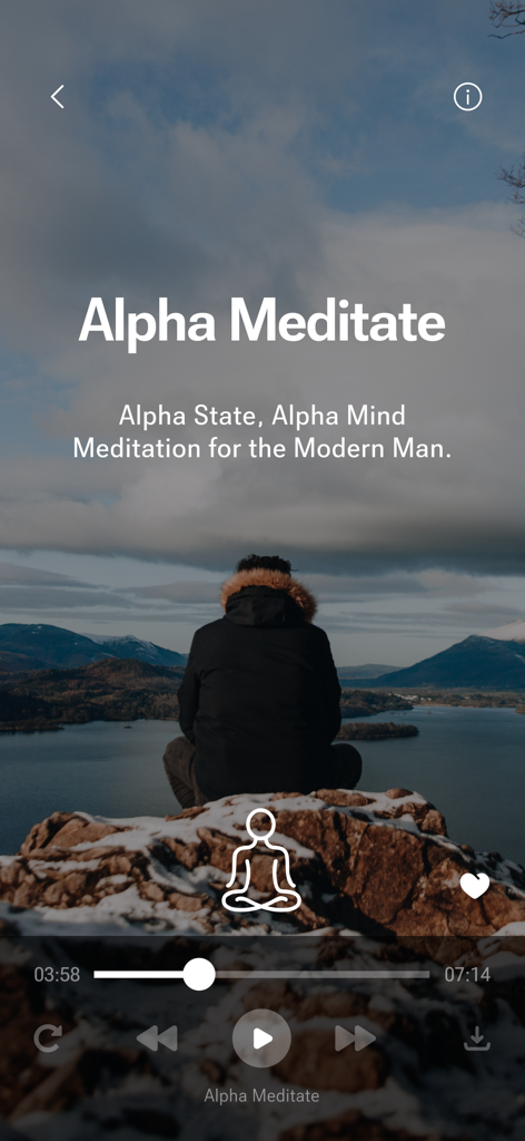 瞑想する男アプリのアルファメディエートセッションのプレイヤー画面。雪山の湖を見下ろす場所に座る男性が表示されています。