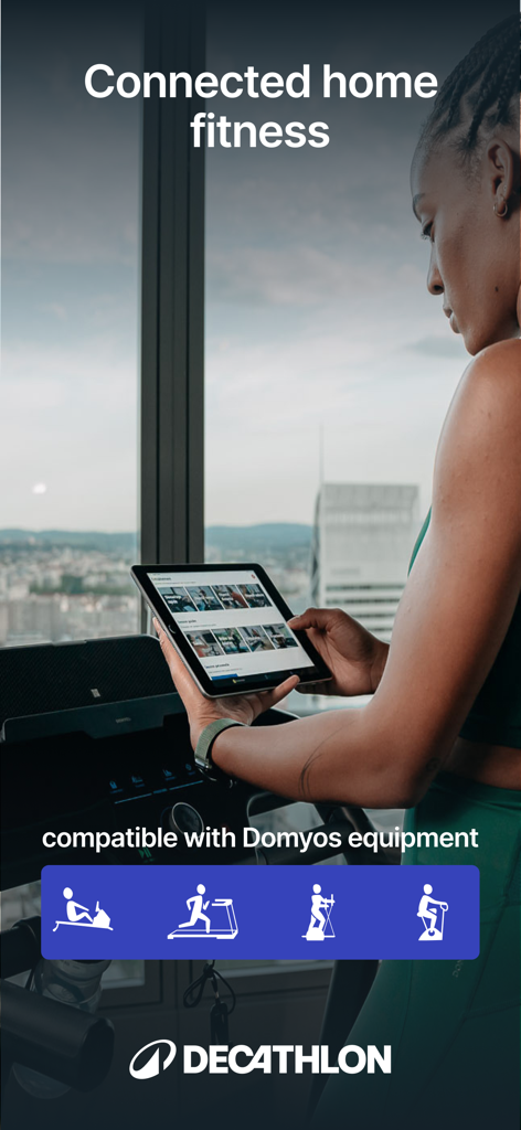 Domyos E Connected - Une femme utilisant l'application Domyos E Connected sur une tablette avec un équipement de fitness à domicile