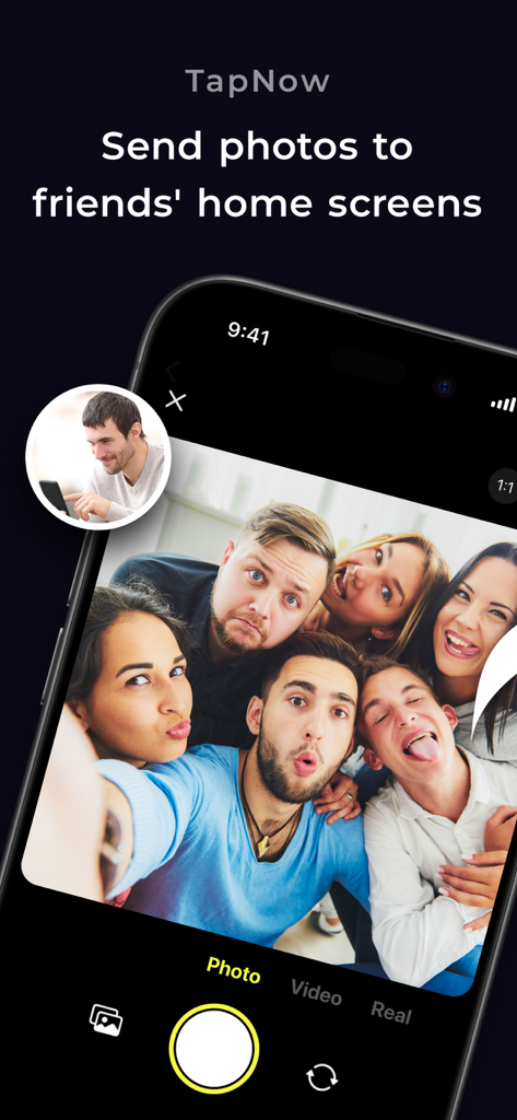 TapNow. Friends on homescreen. - Interface da câmera do aplicativo TapNow mostrando um grupo de amigos tirando uma selfie para compartilhar em widgets na tela inicial
