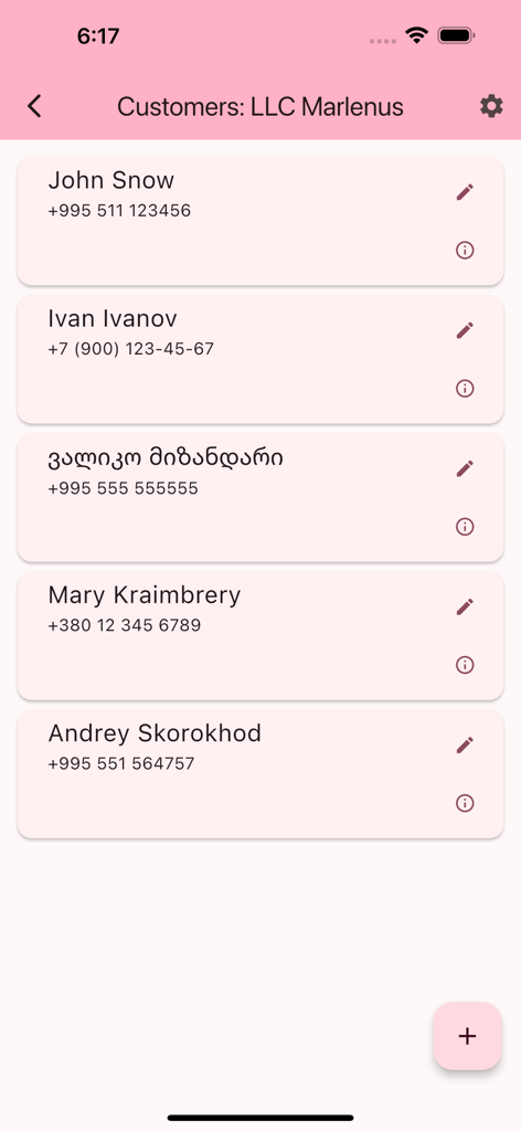 Book-Me - Pantalla de lista de clientes en la aplicación Book-Me que muestra los nombres y números de teléfono de los clientes