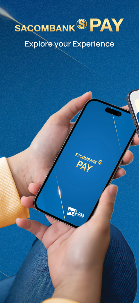 青い背景に「あなたの体験を探る」というタグラインが表示されたSacombank Payアプリのスプラッシュスクリーンを手に持った人物