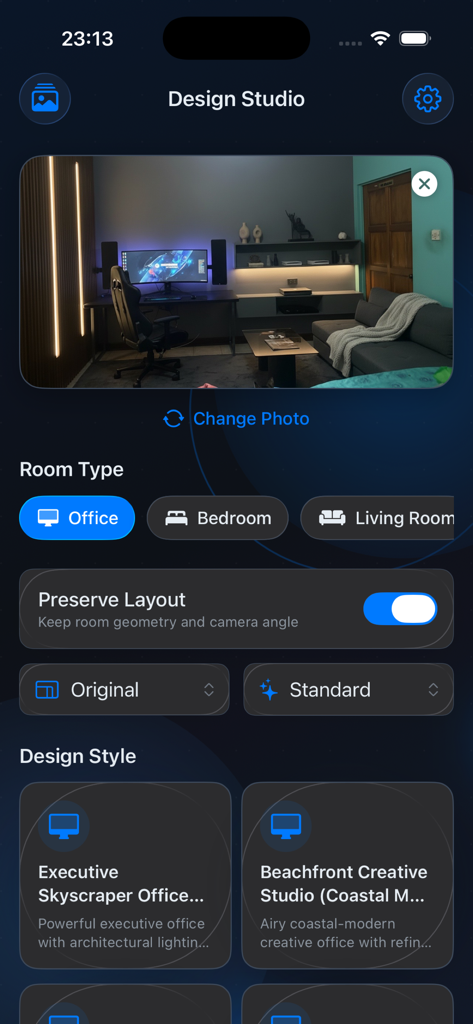 Room Lift - Room Lift App-Oberfläche, die KI-Inneneinrichtungsoptionen für einen Büroraum mit Einstellungen zur Layout-Erhaltung anzeigt.