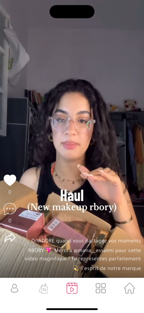 Rbory Cosmetics - Video de influencer mostrando una nueva compra de maquillaje de la aplicación Rbory Cosmetics.
