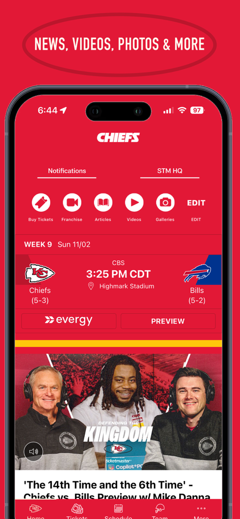 La pantalla de inicio de la aplicación móvil de los Kansas City Chiefs mostrando una vista previa del partido contra los Bills y contenido de video destacado