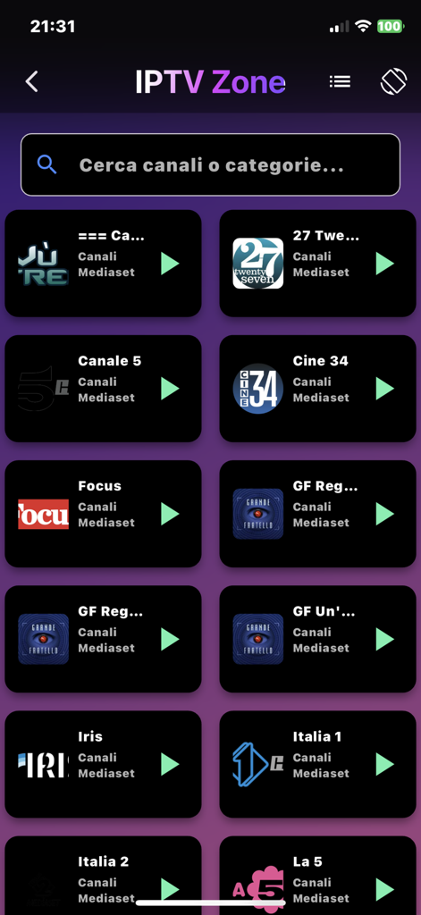 Interfaz de la aplicación IPTV Zone Plus que muestra una cuadrícula de canales de TV en vivo con una barra de búsqueda