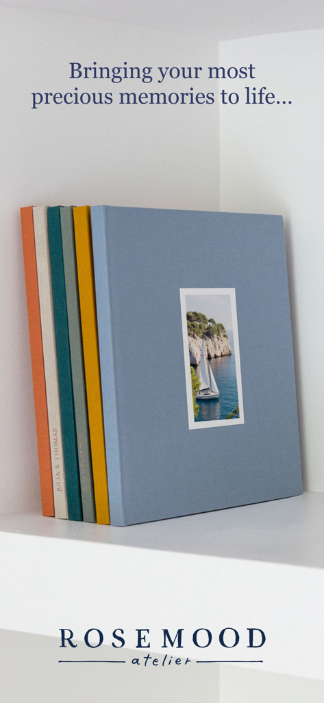 Rosemood: Photo Books & Prints - Una collezione di eleganti album fotografici con copertina in tessuto su uno scaffale dell'atelier Rosemood.