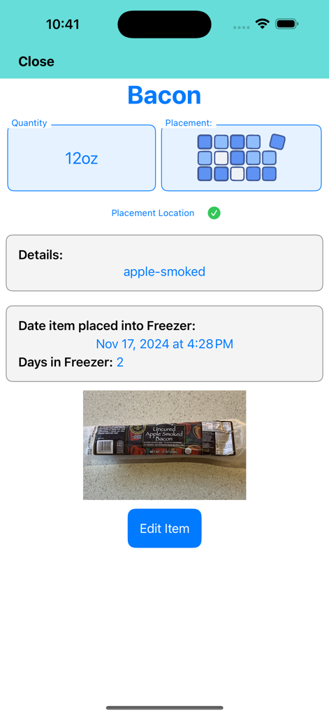 Visual Freezer Inventory - Captura de pantalla de la aplicación Visual Freezer Inventory mostrando detalles de un paquete de tocino ahumado de manzana, incluyendo su cantidad, ubicación en la rejilla y la fecha en que se almacenó.