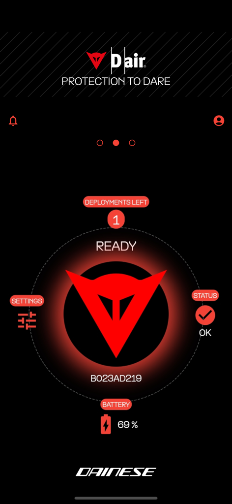Dainese D-air ® - Dainese D-air App Dashboard mit Systembereitschaft, Akkustand und verbleibenden Airbag-Auslösungen.
