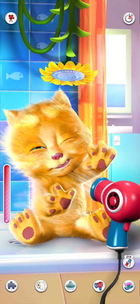 Talking Ginger - Gato Talking Ginger secándose el pelo con un secador en un baño