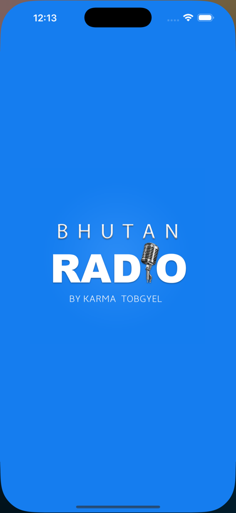 Pantalla de inicio de la aplicación Bhutan Radio mostrando el logo con un ícono de micrófono y el nombre del desarrollador sobre un fondo azul