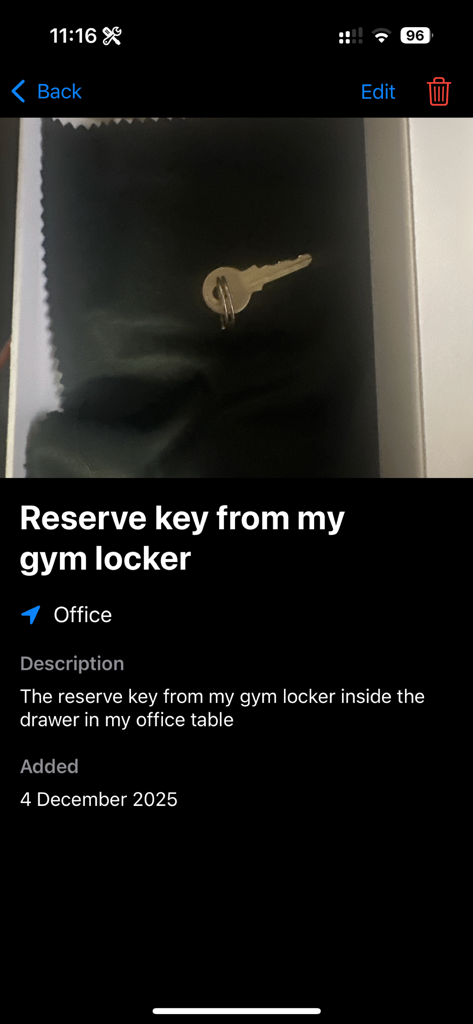 Easy Find My Stuff - App screen displaying the saved location and photo of a gym locker key