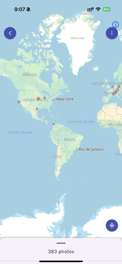 Immich - Interfaz del mapa de la aplicación Immich que muestra ubicaciones de fotos en un mapa mundial.