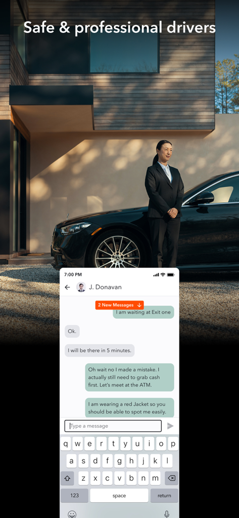 Professioneller Chauffeur steht mit einem luxuriösen schwarzen Auto und der In-App-Chat-Oberfläche.