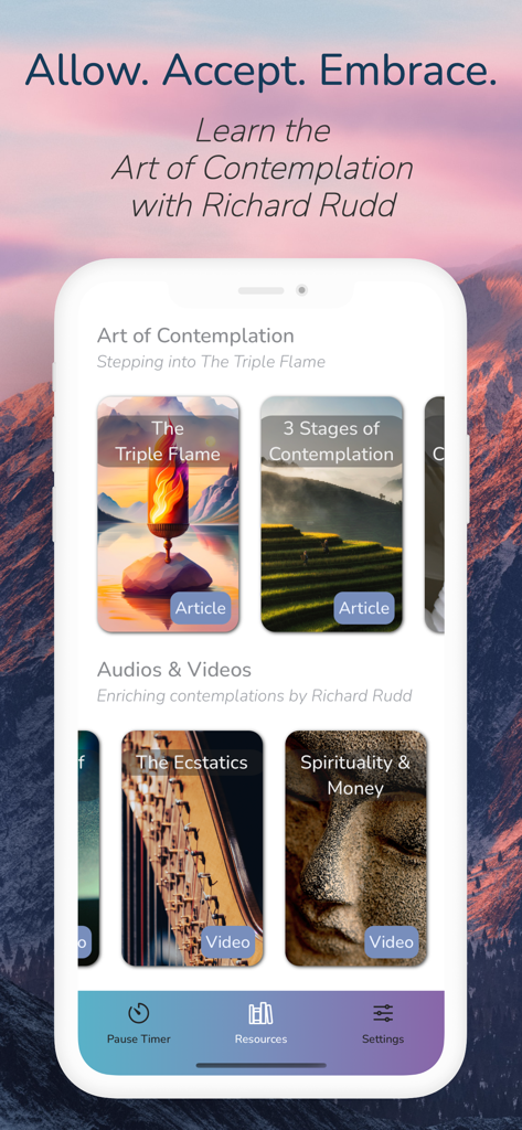 Triple Flame App-Oberfläche, die Kontemplationsressourcen wie Artikel und Videos von Richard Rudd anzeigt