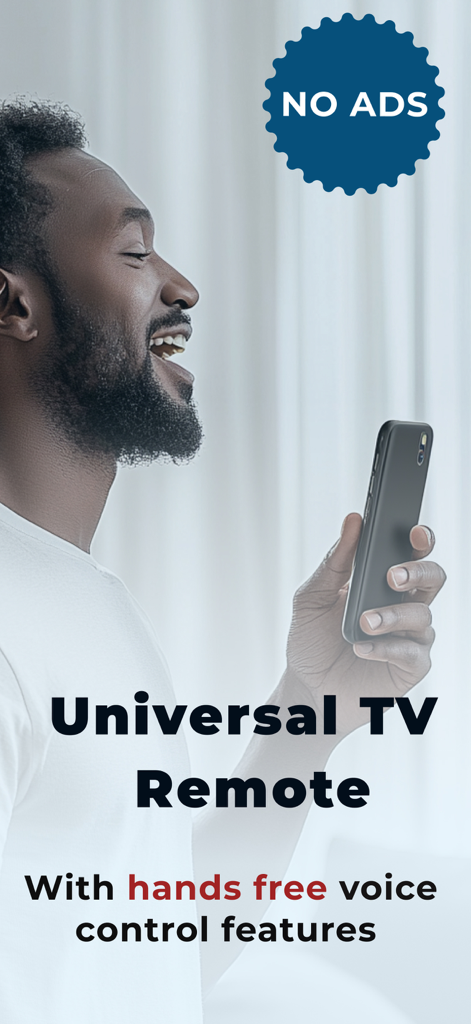 Um homem usando o aplicativo MyRemote em seu smartphone para controle de voz mãos-livres sem anúncios