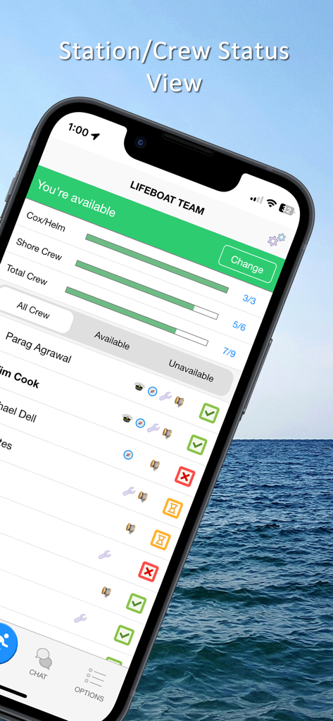 iCrew - Pantalla de teléfono móvil mostrando la aplicación iCrew con el estado del equipo del bote salvavidas y la disponibilidad de la tripulación sobre un fondo marino