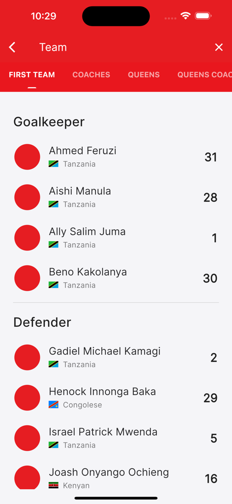 La aplicación móvil Simba SC que muestra la lista de la plantilla del primer equipo con nombres de jugadores, nacionalidades y números de camiseta para porteros y defensas.