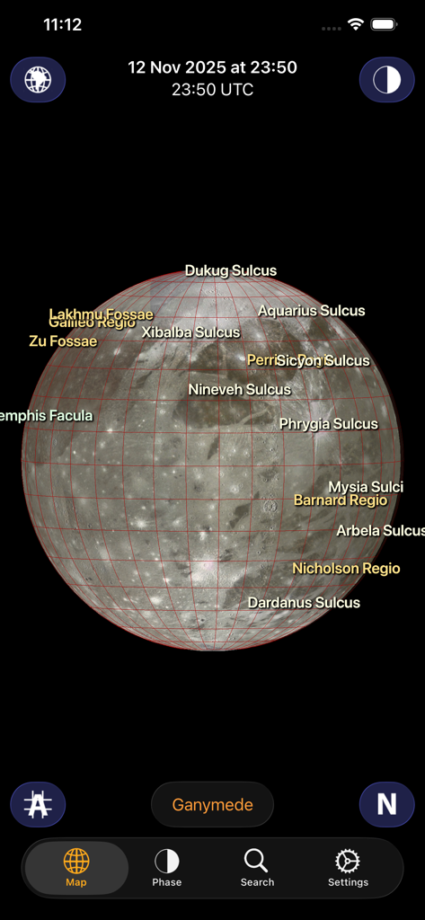 Jupiter Atlas - Un globo 3D detallado de Ganímedes mostrando características de superficie etiquetadas y una cuadrícula de coordenadas
