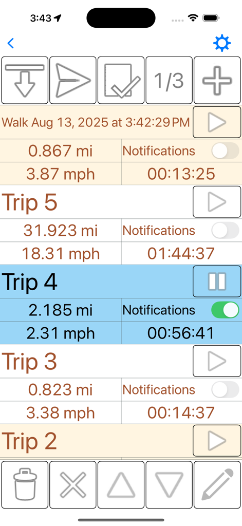 Interfaz de la aplicación GPS Odometer Pro que muestra varios registros de viajes con rastreo de distancia, velocidad y tiempo.