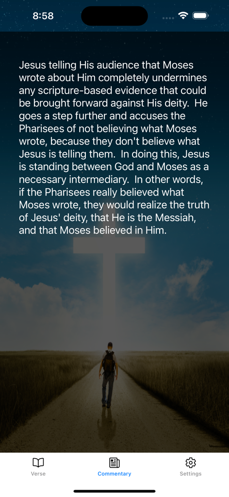 Jesus Speaks. Bible Devotional - Pantalla de comentario de la aplicación Devocional Bíblico Jesús Habla que muestra texto religioso y una persona caminando hacia una cruz