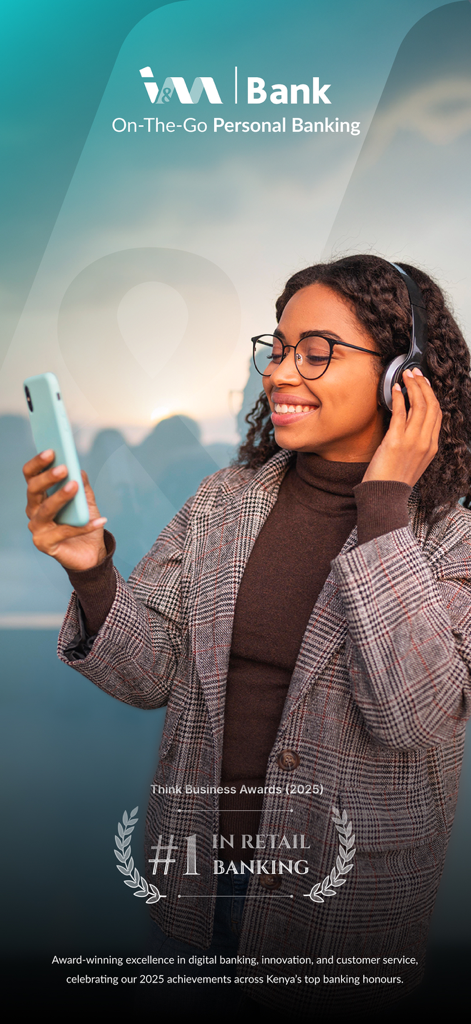 I&M OTG Personal KE - Eine lächelnde Frau, die die I und M Bank Mobile App benutzt und eine Auszeichnung für Privatkundengeschäft zeigt